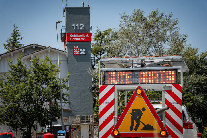 Señalización alertando del riesgo de incendios junto al parque de bomberos de Iruñea.