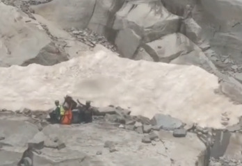 En este lugar ha perecido el joven: Las tareas de rescate del cuerpo, desde el helicóptero.