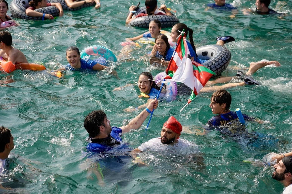 Aldarriak ere eraman dituzte itsasora.