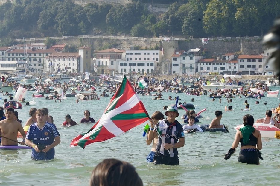 Tantaka iritsi dira beste batzuk Kontxako hondartzara.