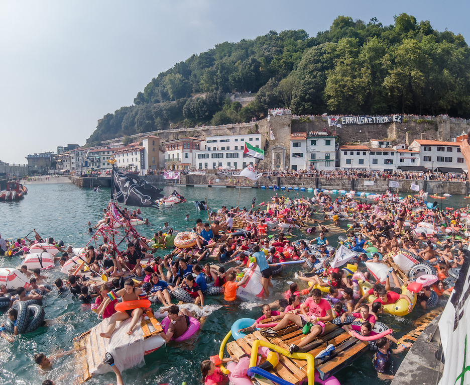 Korrika eta igeri iritsi dira piratak beren baltsetara.