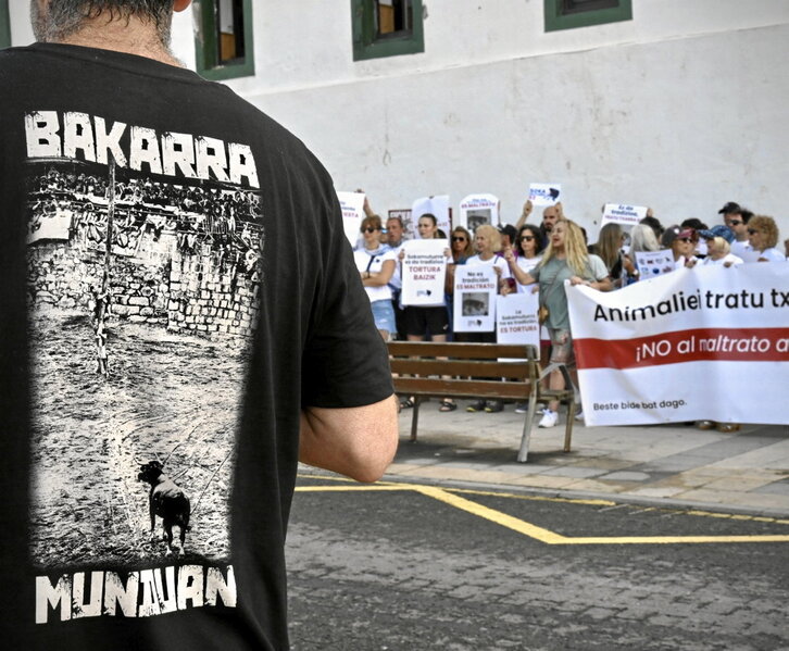 Concentración de Sokamuturra Ez, frente a los espectadores del acto.