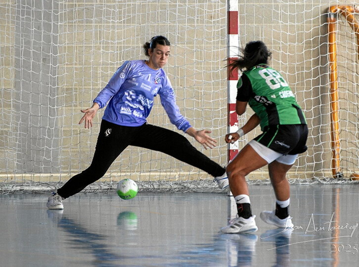 Wiggins Bera Berako atezaina, Beti Onak-en aurka geldialdi bat egiten.