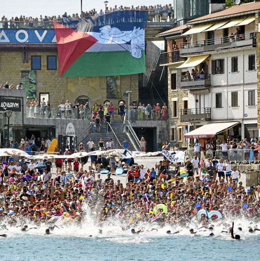 Aldarriek ere bat egin zuten atzo Donostiko Piraten abordatzean. Palestinako banderek presentzia handia izan zuten.