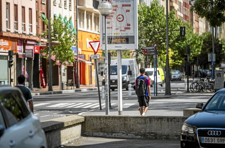 Un termómetro en Gasteiz marcaba ayer 44°C.