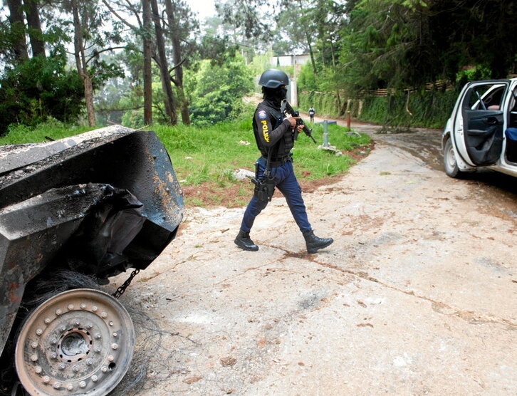 Policías patrullan Kenscoff, un suburbio de Puerto Príncipe.