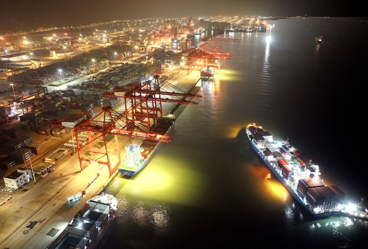 Manufacturas se apilan para su salida en uno de los principales puertos chinos.