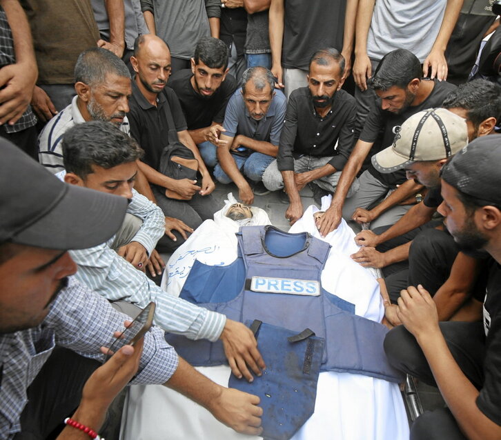 Palestinos lloran a los periodistas muertos.