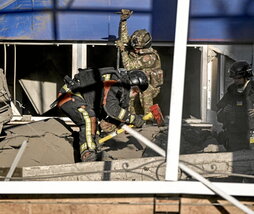 Equipos de rescate, en Zaporiyia tras un ataque.