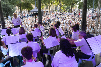 Numeroso público presenció el concierto de la banda de Madridejos (Toledo), este lunes en el Boulevard. 