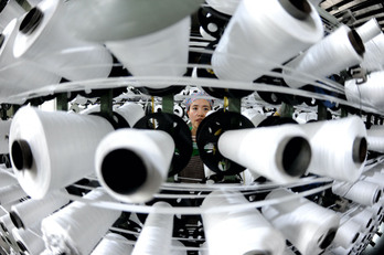 Una trabajadora china en una fábrica de bolsas de tela en Lianyungang.