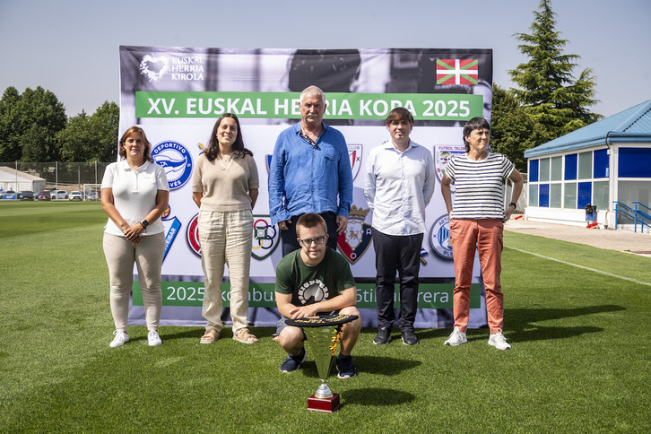 Mikel Garcia, Kike Zurutuza eta Athleticeko, Realeko, Eibarreko nahiz Alaveseko ordezkariak, EH kopako finalaren aurkezpenean.