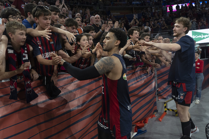 Markus Howard saluda a la afición baskonista después de quedar eliminados de la temporada 2024/25, a las primeras de cambio en las eliminatorias de la Liga ACB.
