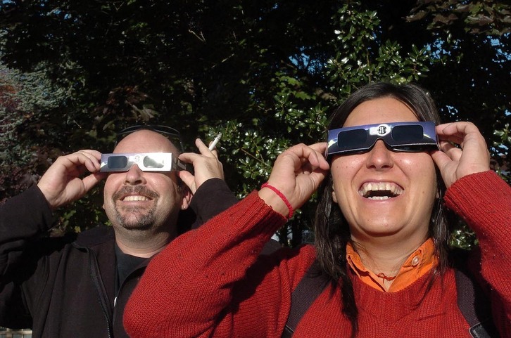 Ciudadanos observan con gafas especiales en Donostia el eclipse solar de 2005.