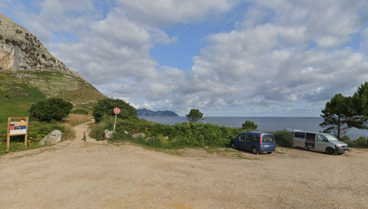 Entrada a la playa de Sonabia, donde se ha producido el suceso.