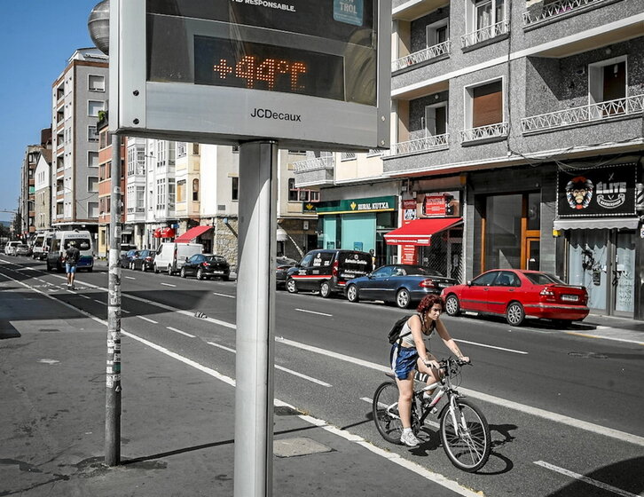 Una mujer circula en bicicleta por una calle de Gasteiz.