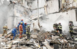 Equipos de rescate inspeccionan un bloque de viviendas destruido tras un bombardeo en Kiev.