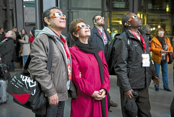 Visualización de un eclipse organizada por Alhóndiga Bilbao.
