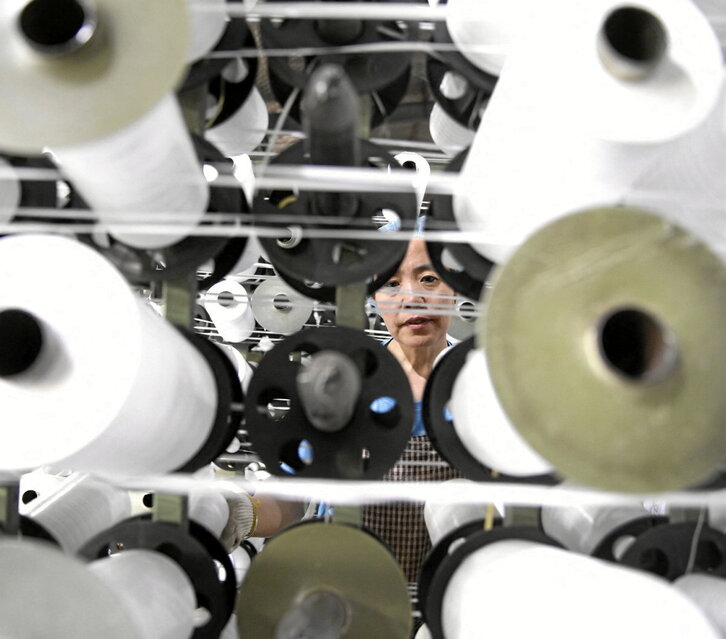 Una trabajadora china, en una fábrica de bolsas de tela en Lianyungang.