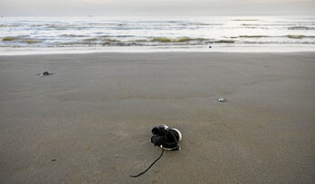 Dozenaka migratzaile pateretan sartzen saiatu ziren atzo, Mantxako kanala zeharkatzeko helburuz. Batzuek lortu zuten, baina beste batzuek, ordea, buelta eman behar izan zuten, aukera berri baten zain.