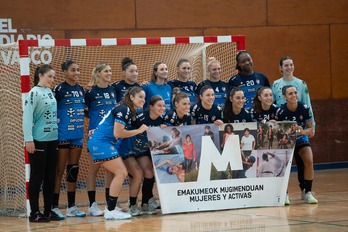 Las jugadoras de Bera Bera, antes del partido ante La Rioja en Egia.