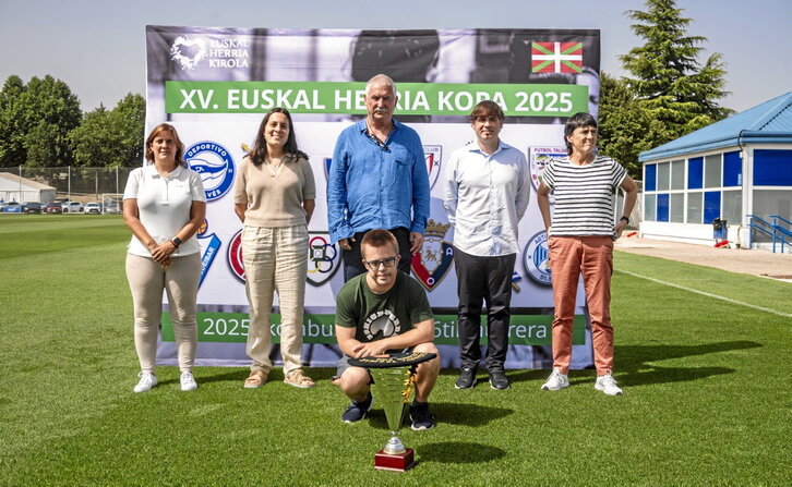 Mikel Garcia, Kike Zurutuza eta Athleticeko, Realeko, Eibarreko nahiz Alaveseko ordezkariak, EH Kopako aurkezpenean.