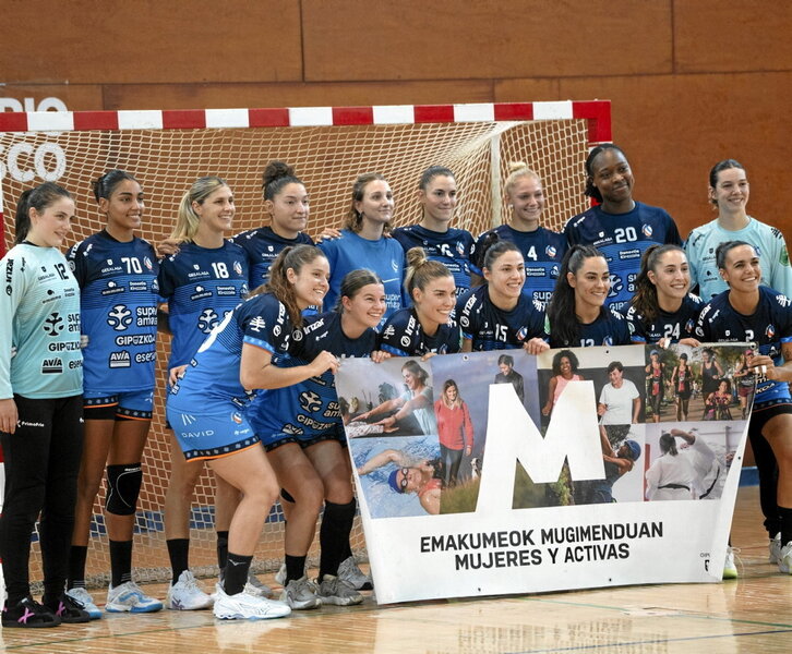 Las jugadoras de Bera Bera, antes del partido ante La Rioja en Egia.