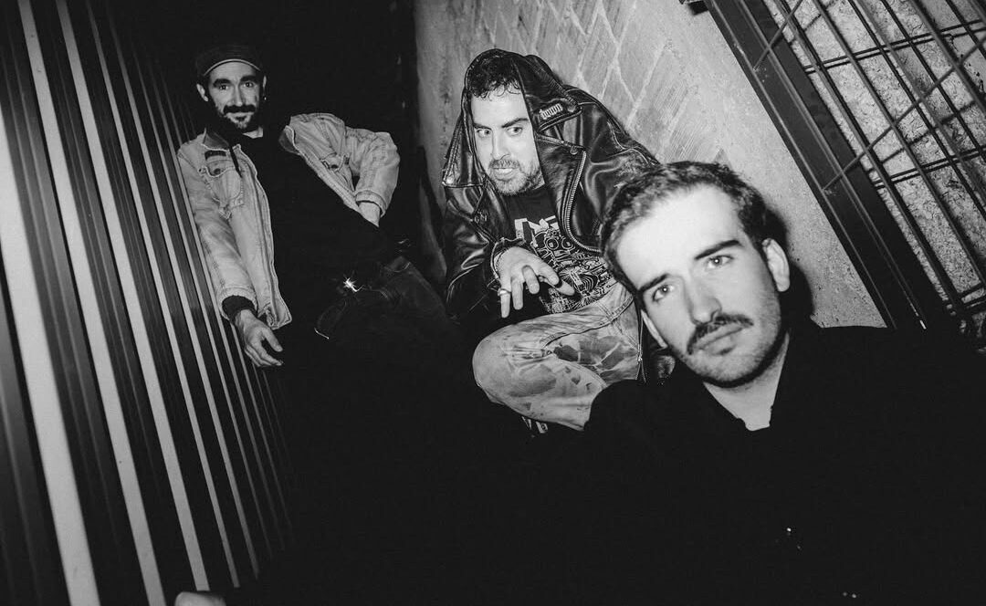 Dela, Martin eta Toni dira Agur.