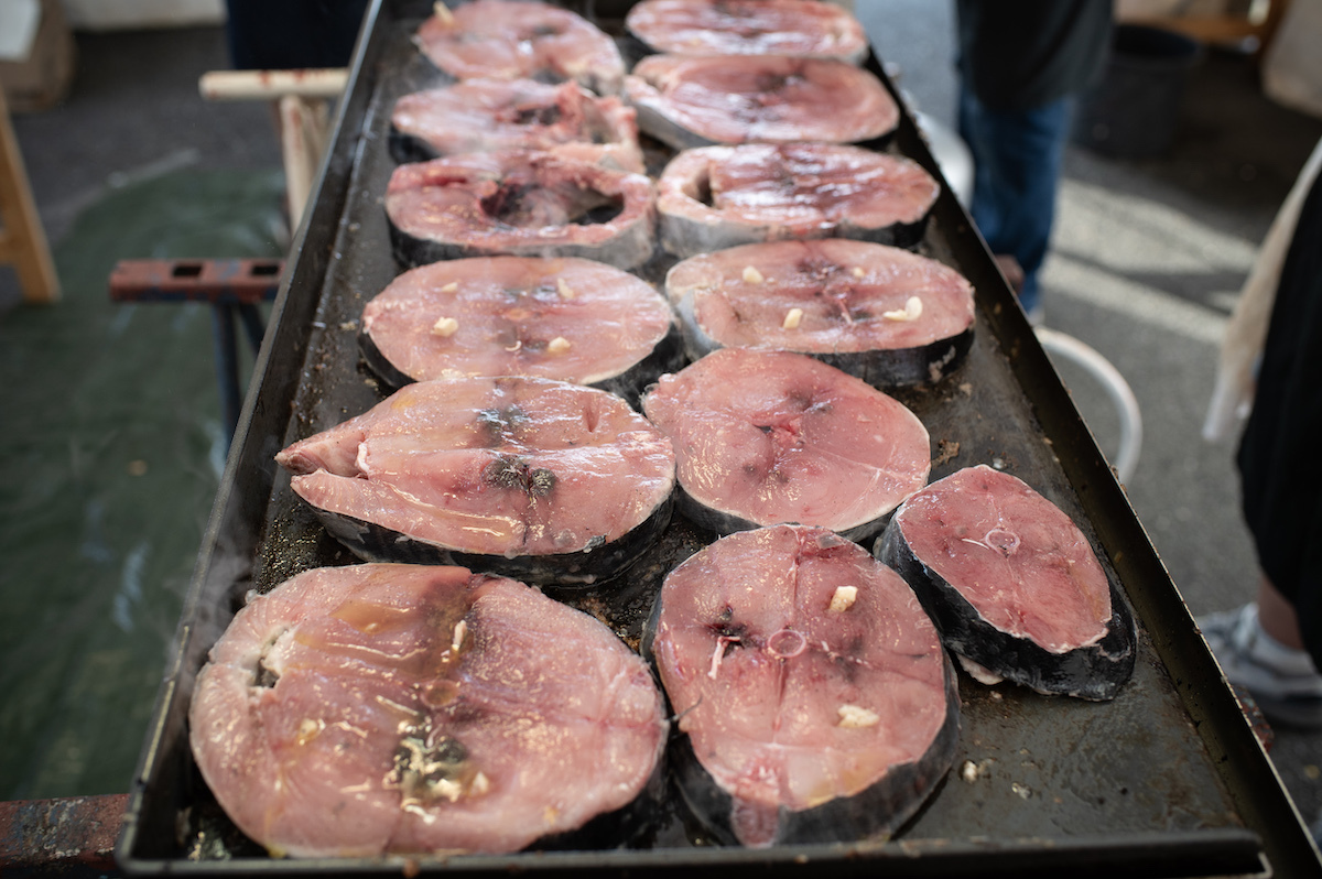 Fiesta del atún rojo en Donibane Lohizune, en julio. (Patxi BELTZAIZ)