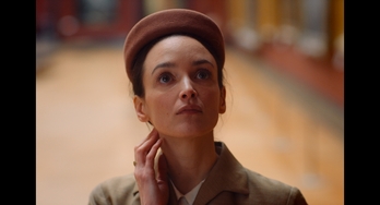 Charlotte Le Bon da vida a la escultora, pintora y cineasta francesa