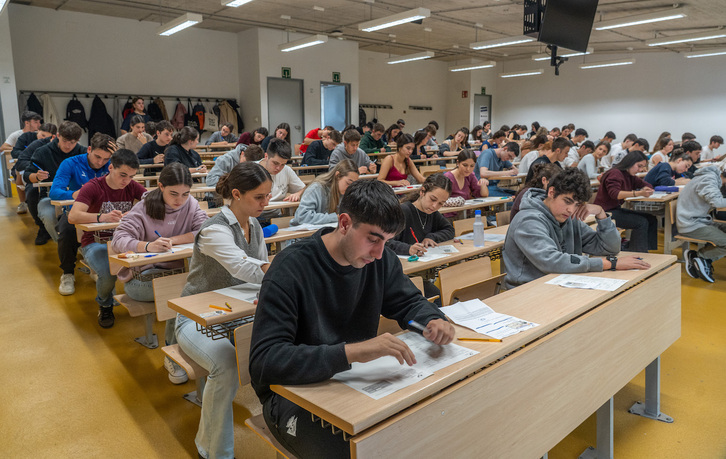Ikasleak 2025eko selektibitateko azterketa batean.
