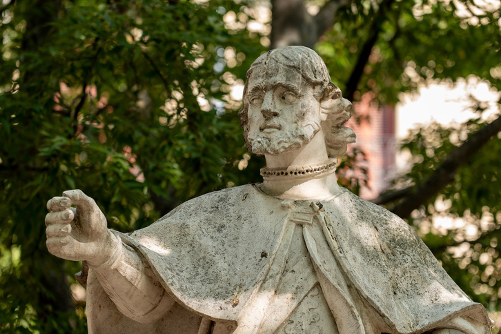 Una de las estatuas que jalonan el Paseo de Sarasate y que serán llevadas a la Takonera.