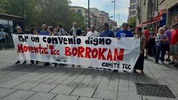 Merindades plazan antolatutako elkarretaratzean bildu dira villavesa autobusetako langileak.