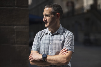 El escritor Urko Mantzizidor, en las calles de Bilbo.