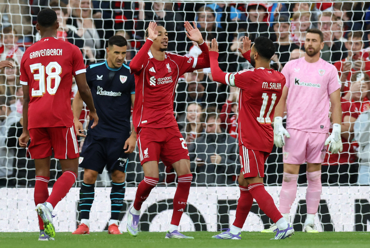 Mohamed Salah felicita a Ekitike, uno de los fichajes del Liverpool, en el amistoso ante el Athletic en Anfield.