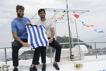 Caleta-Car y Guedes posan con la camiseta de la Real a bordo del Ciudad San Sebastián.