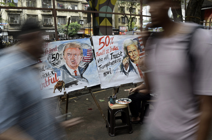 Mural en Mumbai contra los aranceles impuestos por Trump a India.