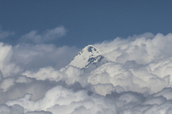El Makalu, quinto pico más alto del mundo con 8.463 metros, emerge entre las nubes en el Himalaya.