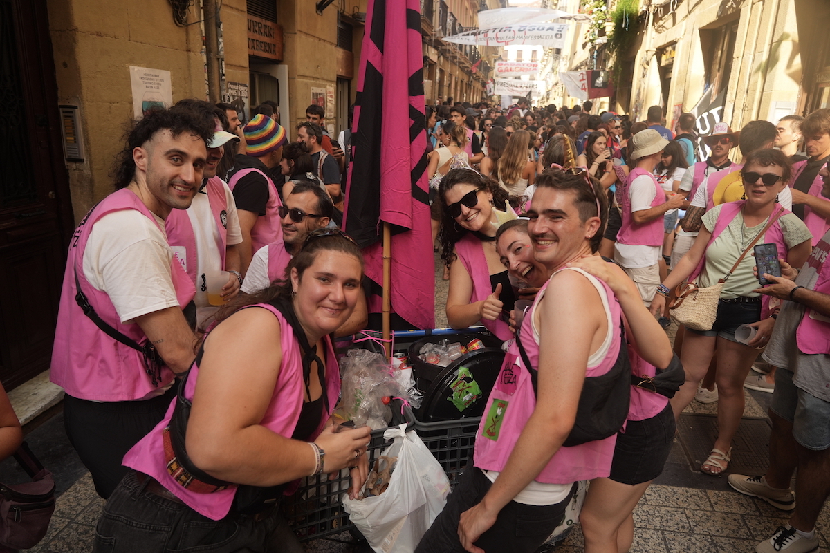 Kale Pozako lagunak Alde Zaharrean barrena. Kale Pozako lagunak Alde Zaharrean barrena.