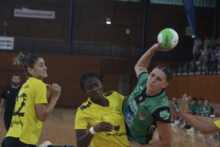 Una jugadora del Beti Onak intenta penetrar ante la defensa de La Rioja.