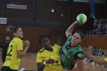 Una jugadora del Beti Onak intenta penetrar ante la defensa de La Rioja.