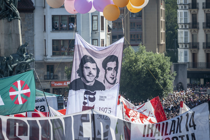 El recuerdo a Txiki y Otaegi en el inicio de fiestas de Gasteiz.