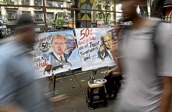 Mural en Mumbai contra los aranceles impuestos por Donald Trump a India.