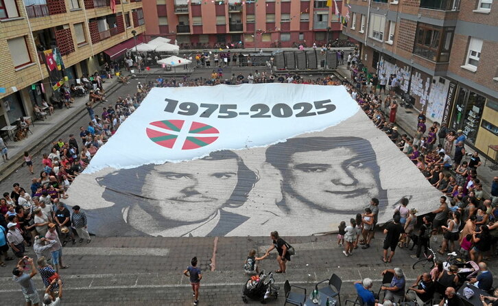 Lona en recuerdo a Txiki y Otaegi, retirada por el Ayuntamiento de Zarautz y exhibida después por vecinos y vecinas en Azken Portu.