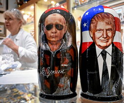 «Matrioskas» que representan a Putin y Trump.