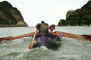 San Pedroko «Libia» ontziaren ubera, Pasaiako uretan entrenatzen, 1999an. 