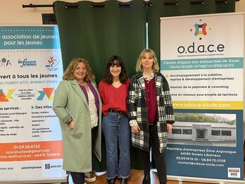 Une bénévole et une salariée d’Azia et une salariée de l’Odace lors d’un salon.