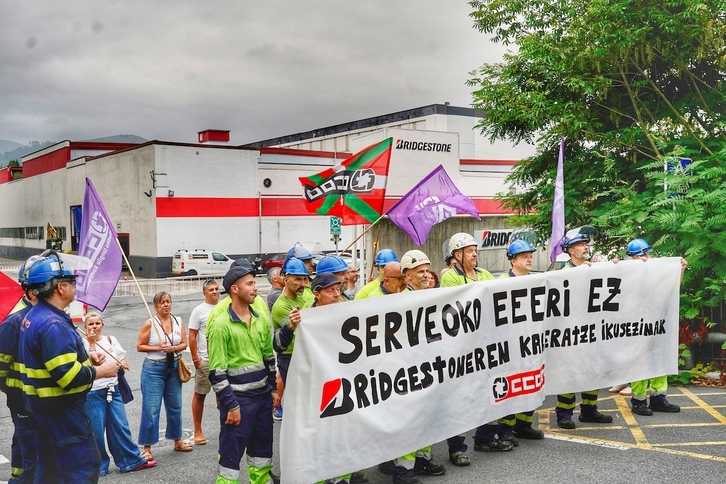 Los trabajadores de Bridgestone han protestado por las intenciones de Serveo de despedir a 22 trabajadores.