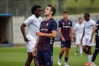 Jon Magunazelaia, primer eibarrés con dorsal del primer equipo desde la marcha de Jon Errasti.