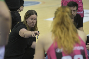 Made Urieta da indicaciones en un tiempo muerto de Kutxabank Araski.